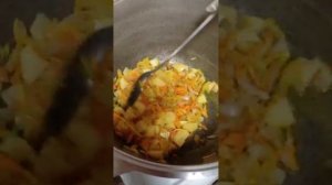 Капуста тушеная с картофелем.