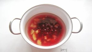 Красный борщ с сосисками