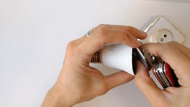 Переходник ЖУЛИК за 5 минут! НЕ ВЫБРАСЫВАЙТЕ неисправные лампочки! смотреть онлайн