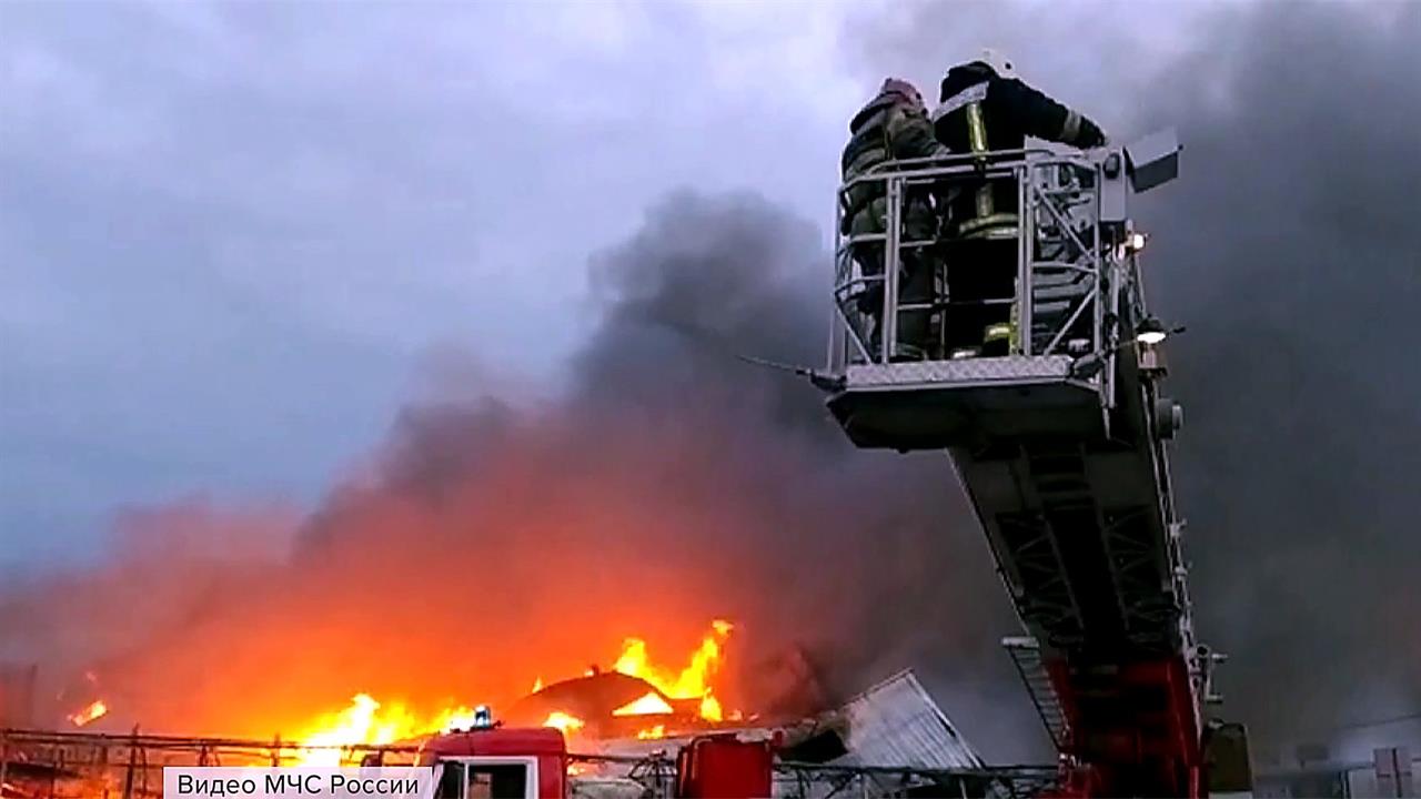 С крупным пожаром на рынке в Ростовской области несколько часов борются спасатели