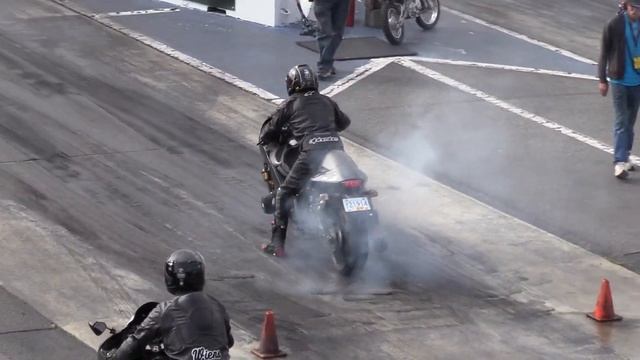 Suzuki Hayabusa против Suzuki GSXR - superbikes Drag Racing