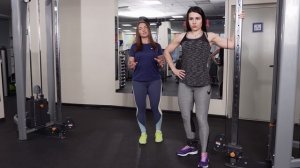 Отведение ноги в сторону в блочном тренажере