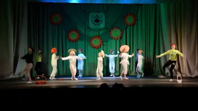 В гостях у образцового ансамбля танца "Радость" 8 марта 2016 года смотреть онлайн