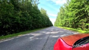 На асфальте мелом... Ты рисуешь лето...