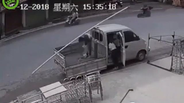 Упал баллон с газом. Летающий баллон !? смотреть онлайн