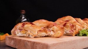 Вкуснее любой пиццы! Рулет из слоеного теста, с беконом и солеными огурцами