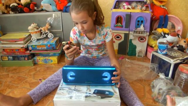 Купили портативную колонку Sony. Посылка из деревни от Бабушки. смотреть онлайн