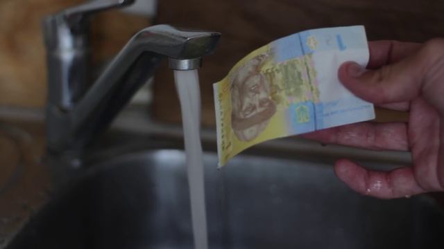 Фокус с деньгами! Что будет, если намочить деньги и посыпать их солью? смотреть онлайн