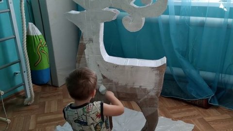 Лёшина самая первая, большая новогодняя поделка из картона Олень???