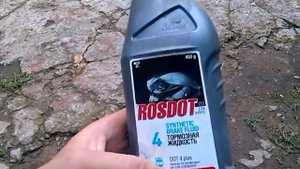 Какую тормозную жидкость заливать в авто?