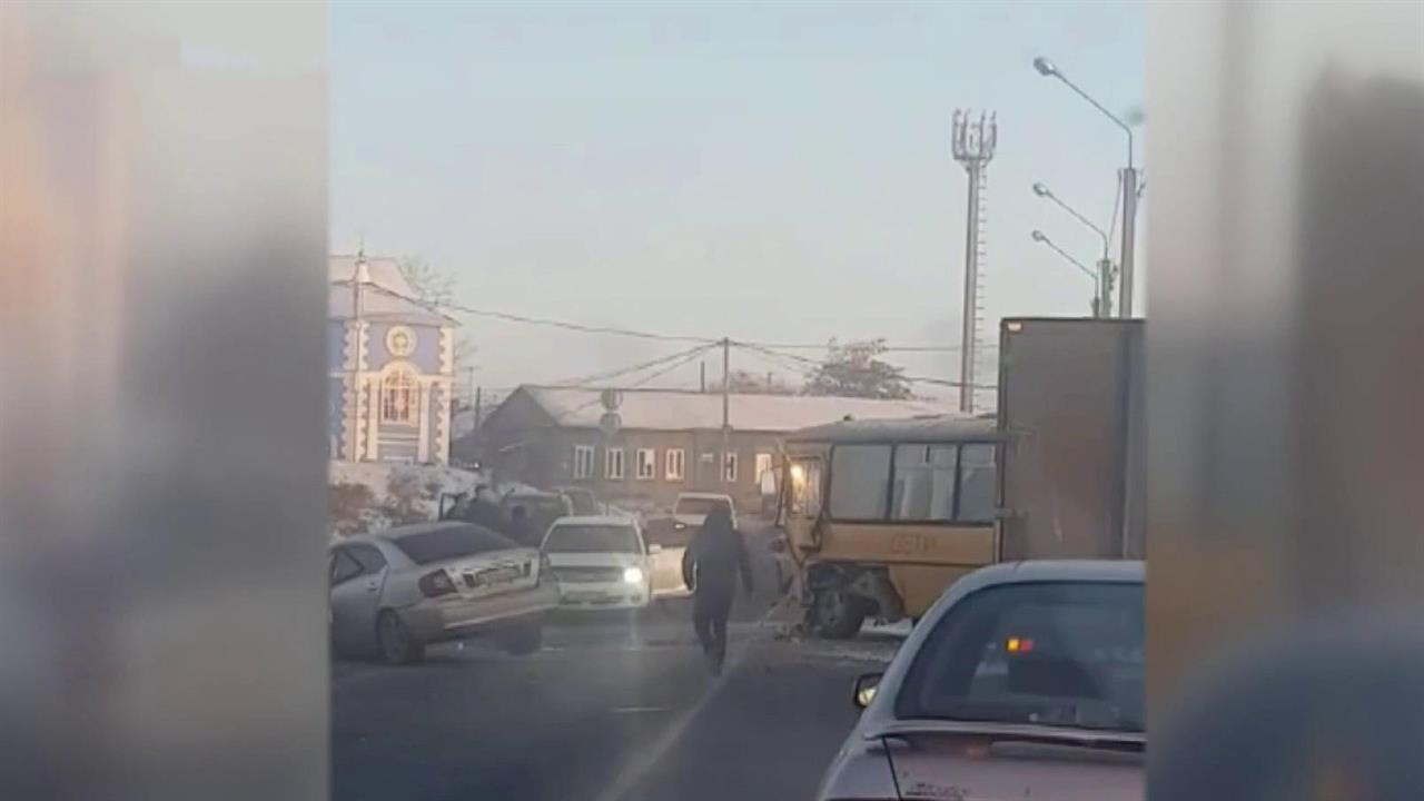В Иркутской области 12 человек пострадали в аварии автобуса с кадетами и легкового автомобиля