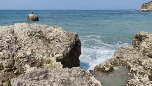 Скалы и море.