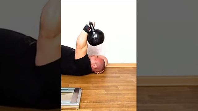 Французский жим лежа с гирей 32 кг на 21 раз - Ламонов Владимир. Трицепс с гирей смотреть онлайн