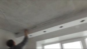 Потолок натяжной, балка из гипсокартона, ниша под шторы с подсветкой,