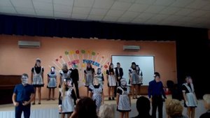 Танец на День учителя/ 11 класс/ маски учителей