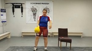 Как правильно держать за гирю в упражнении рывок