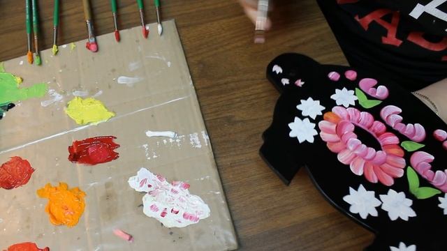 Елена Беленко, художник. Рисуем декоративные цветы на разделочной доске. Часть 1. смотреть онлайн