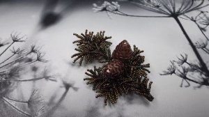 Брошь еловая веточка с шишками из бисера и пайеток