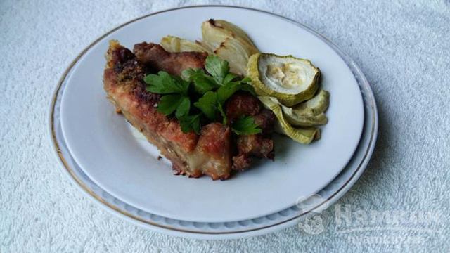 Запеченная свинина с кабачком и луком