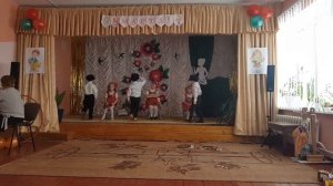 Очаровательное исполнение танца на утреннике в детском саду под очень смешную песню "Семечки".