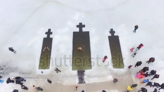 Крещенские купания в проруби - swimming in the ice hole in winter ! смотреть онлайн