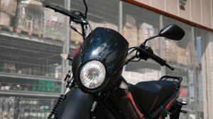 Мопед TRICKLER и девушка.