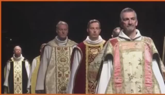 В Бельгии прошёл модный показ одежды католического духовенства
