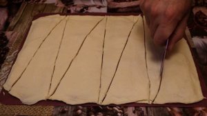 Круассан с колбасой и сыром