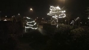 Украшаем гирляндами на улице.