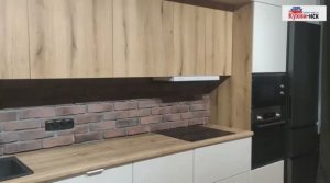 Популярное сочетание белых и деревянных фасадов.Кухня в стиле лофт