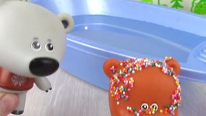 Кеша КУПАЕТСЯ с РАЗНОЦВЕТНЫМИ ШАРИКАМИ! Мультики с игрушками Ми-ми-мишки для детей