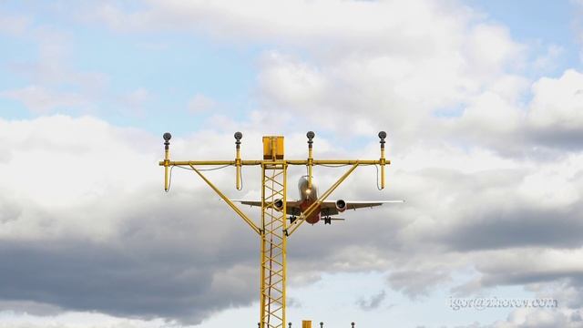 Боинг 777 авиакомпании РОССИЯ на глиссаде ВПП 24L аэропорта Шереметьево перед приземлением.
