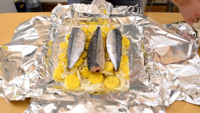 Скумбрия запечённая с картошкой и луком.
