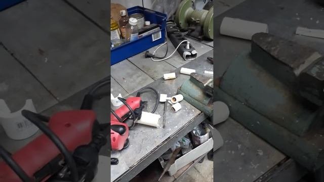 SOS  как я просверлил полипропиленовую трубу в ванной и как я за 30 минут всё починил