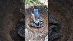 Достатём обсадную трубу (пластик) из скважины