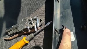 скрип накладки средней стойки Рено Сценик 2