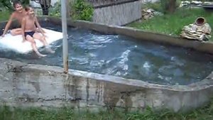 2011 08  23  дача, купание внуков в бассейне