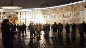 Нина Бродская - "Звенит январская вьюга", музыкант Евгений Морган выступает на Дворцовой площади...