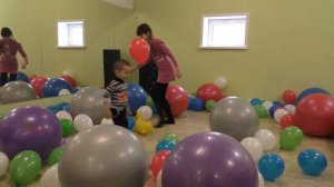 Много огромные надувные цветные шары воздушные шарики мячики играем Balls we play many huge balloon