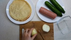 Салат с яичными блинами  и колбасой