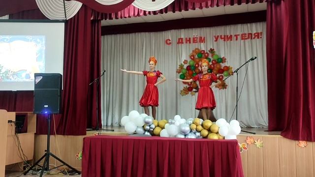 Танец "Калинка" в исполнении Тюриной Ирины и Закиевой Ильнары, учениц 7 "В" класса.