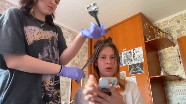 стригу маллет✂️ крашу волосы в голубой (подруге) // неудачные изменения во внешности☠️☠️ смотреть онлайн