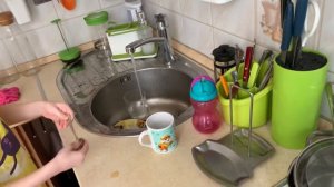 Настя моет посуду.