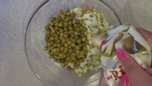 ? Салат из кальмара с зелёным горошком