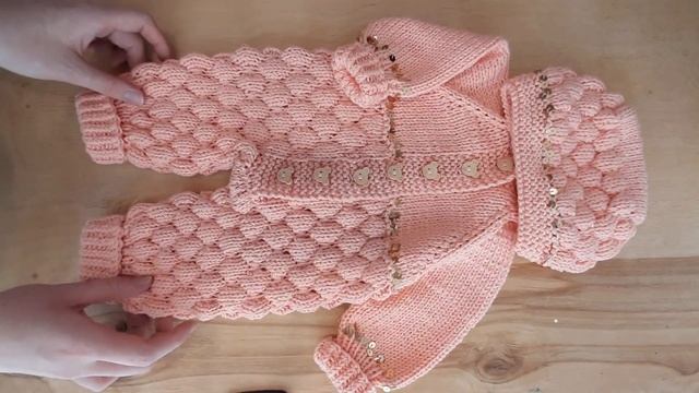 Вязаный комбинезон для новорожденного спицами (обзор)