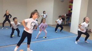 ЭТО БАРБАРИКИ гимнастика для детей. Şirinlerin jimnastik dansı