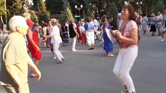 ДЛЯ МЕНЯ ТЫ РОСТОМ МАЛ! СЧАСТЛИВЫЕ МОМЕНТЫ ИЗ ПАРКА ГОРЬКОГО ХАРЬКОВ ТАНЦЫ смотреть онлайн