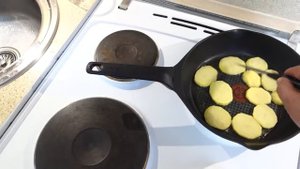 Жареный хрустящий картофель кружочками на сковороде. Просто и вкусно