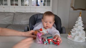 Марте 10 мес, первые игрушки
