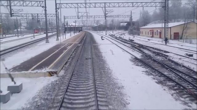 Прибытие поезда в Малую Вишеру зимой вид из кабины машиниста